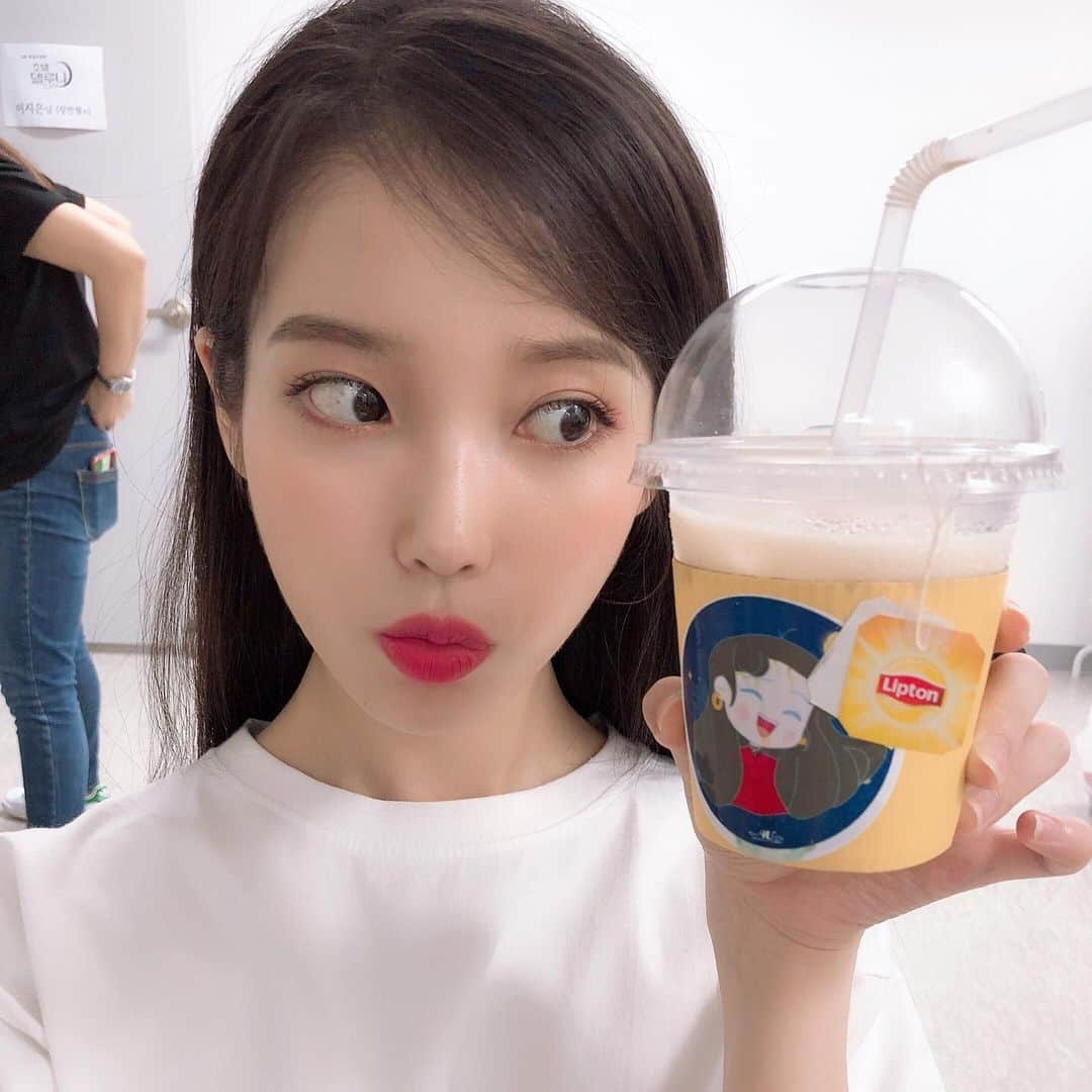 IUさんのインスタグラム写真 - (IUInstagram)「만월이 말고 지은이는 오랜만이지 xie xie #onlyU-IU 💜hen bbangx516 (중국시 해석해 주실 분 찾습니다)」7月7日 19時39分 - dlwlrma