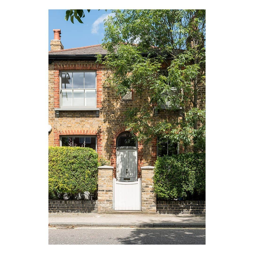 The Modern Houseさんのインスタグラム写真 - (The Modern HouseInstagram)「As their home comes on the market, architect Jonathan Nicholls and lighting designer Alex Randall discuss converting their Victorian house in Peckham. Link in our bio for the full article and sales listing.」7月7日 19時33分 - themodernhouse