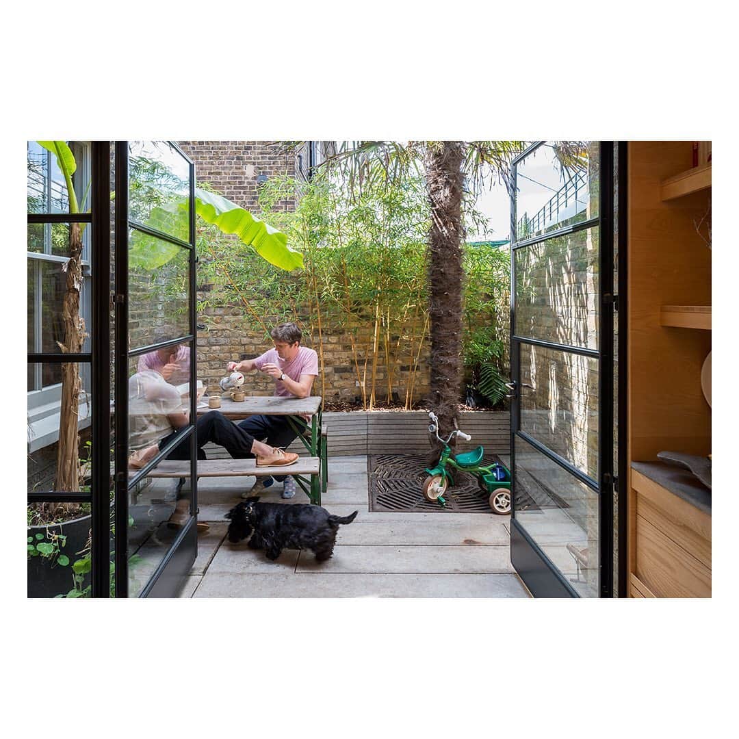 The Modern Houseさんのインスタグラム写真 - (The Modern HouseInstagram)「As their home comes on the market, architect Jonathan Nicholls and lighting designer Alex Randall discuss converting their Victorian house in Peckham. Link in our bio for the full article and sales listing.」7月7日 19時33分 - themodernhouse