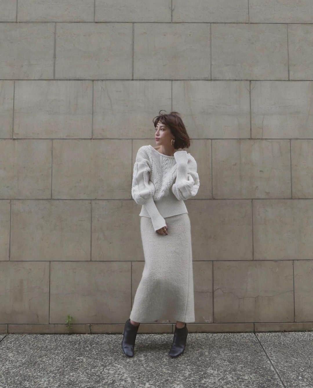 JUNNAのインスタグラム：「明日 7月8日12時から復刻シリーズの発売です。  色や、サイズで悩まれている方も多いと思うので、 明日 @etretokyo  アカウントインスタライブで 復刻アイテムをご紹介します。  tops / #2WAYケーブルニット  AW 7/8予約開始 skirt / ETRÉ AW boots / #oldceline ・ ・ ・  #junna👠 #156cm #etretokyo #2019ETREaw #156cm #エトレニット」