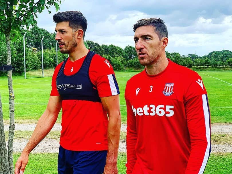 ストーク・シティFCさんのインスタグラム写真 - (ストーク・シティFCInstagram)「💪🏻💦 First session of the day complete! #SCFC 🔴⚪️」7月7日 19時49分 - stokecity