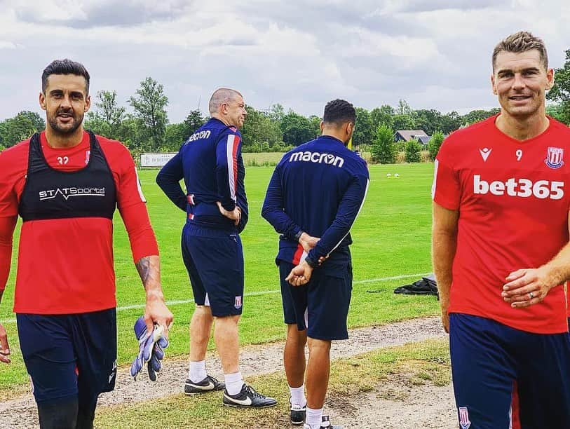 ストーク・シティFCさんのインスタグラム写真 - (ストーク・シティFCInstagram)「💪🏻💦 First session of the day complete! #SCFC 🔴⚪️」7月7日 19時49分 - stokecity