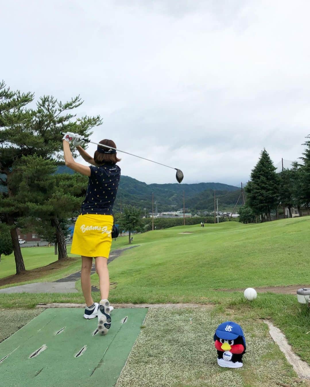 坂元美香さんのインスタグラム写真 - (坂元美香Instagram)「#坂元旅ログ 山梨編 ほうとう食べてほったらかし温泉でも入って帰ろうと思ってたら偶然にも近くに予約なしで回れるショートコース発見。しかも1人2,160円と激安！しかも天気良い！すでにやる気はなかったけど練習と思って回ってきました。相変わらずぜんぜんダメだったけど、途中木に当たって跳ね返りワンオンという奇跡🤣近くで見てたおじさんたち笑ってた🙈でもパター下手だからbirdieならずにpar止まり😂 . #ゴルフ #ゴルフ初心者 #ショートコース #ゴルフ女子 #golf #山梨 #殿原カントリークラブ #つば九郎 #callaway #epicflash #beamsgolf #ベルグロ #旅スタグラム #坂元ゴルフ日記 #ゴルフは楽しいね」7月7日 19時42分 - mika_saka