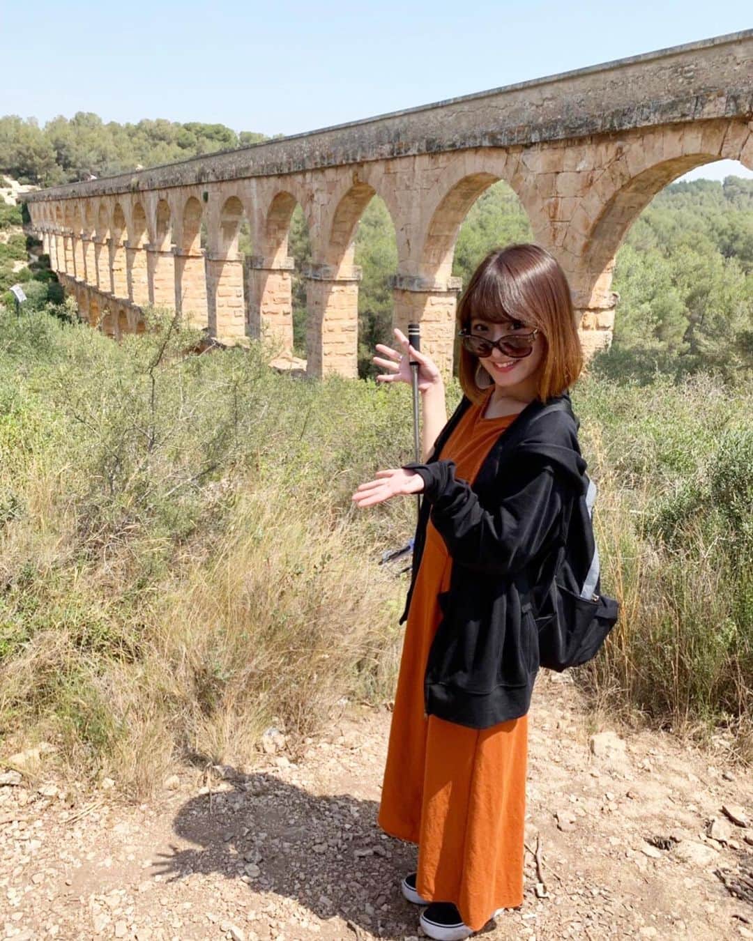 東なつ紀のインスタグラム：「悪魔の橋👿🌉 2000年近く前に建設された橋！ 渡ってみたけど狭かった！  #ラスファレラス水道橋  #悪魔の橋 #タラゴナ #スペイン旅行 #devilsvillage」