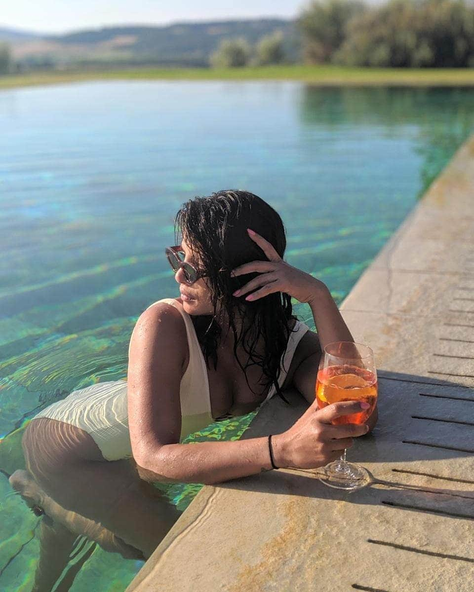 プリヤンカー・チョープラーさんのインスタグラム写真 - (プリヤンカー・チョープラーInstagram)「Best use of a vacation. The hubby taking pictures. Lol 😝 📷@nickjonas 👙 ☀️ 🍸 💏」7月7日 19時46分 - priyankachopra