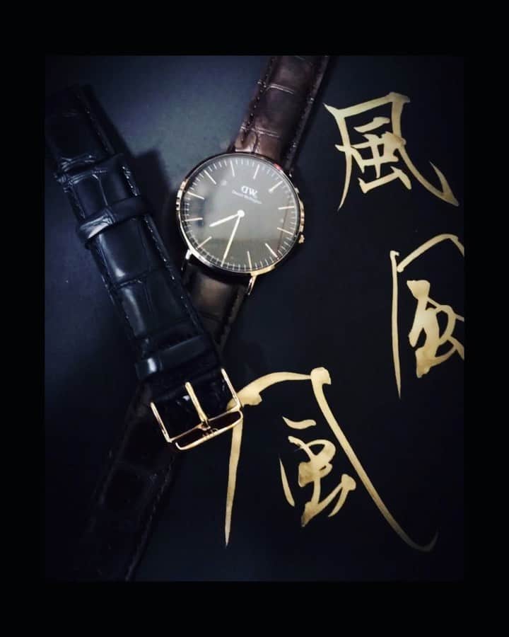鈴木暁昇のインスタグラム：「* ◆ダニエルウェリントンDW◆ * 素敵な時計のご紹介。✨ダニエルウェリントン✨夏気分を先取りできる2019最大の特別セールのオファーです。 * 7月15日まで、DW夏期間限定キャンペーンが実施！ * ＜腕時計とストラップの購入で20％OFF＞＜対象腕時計の購入でストラップ無料＞＜ 期間限定復活DapperとClassyシリーズ30%OFF＞ ＜15%OFFクーポンコード併用可＞ * 15％OFFクーポンコード：81suzuki（8/31まで有効、公式サイト使用のみ使用可） * 公式サイトへは @danielwellington より簡単に飛べます。 * 【Daniel Wellington】 Simple ... and the presence of Daniel Wellington watches. Classic design can be worn from casual to formal without choosing the scene. * #ダニエルウェリントン#dwサマーオファー#danielwellington #書道 #DW #鈴木曉昇 #calligraphy #follow #筆文字 #カリグラフィー #artistic #ペン字 #beautiful #chinesecalligraphy #墨 #sumi #書法 #japan #手書き #美文字 #手書ツイート #japaneseculture #日本 #chineseculture」