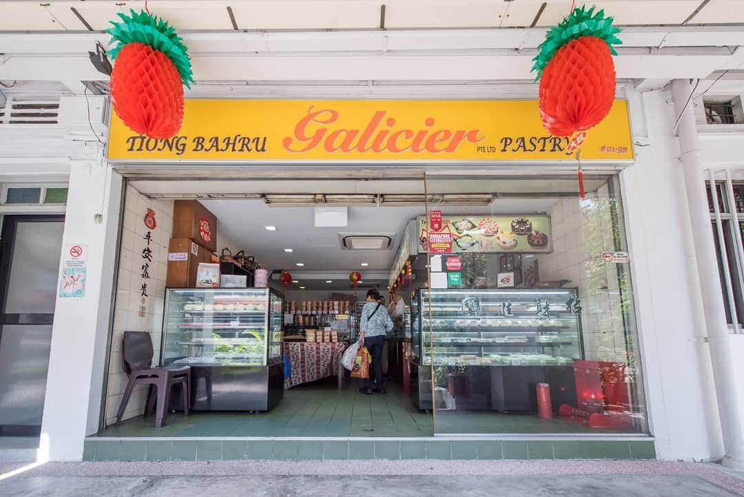HereNowさんのインスタグラム写真 - (HereNowInstagram)「Traditional Peranakan sweets and western confections is the balance you need in lifeTraditional Peranakan sweets have become difficult to find, but Tiong Bahru Galicier Pastry is serving them fresh for you. Recommended by @kenny.leck. . . . #herenowcity #wonderfulplaces #beautifuldestinations #travelholic #travelawesome #traveladdict #igtravel #livefolk #instapassport #optoutside #tiongbahrugalicierpastry #Singapore #visitsingapore  #シンガポール #싱가포르 #싱가포르여행 #싱가폴 #新加坡 #foodsingapore」7月7日 19時47分 - herenowcity