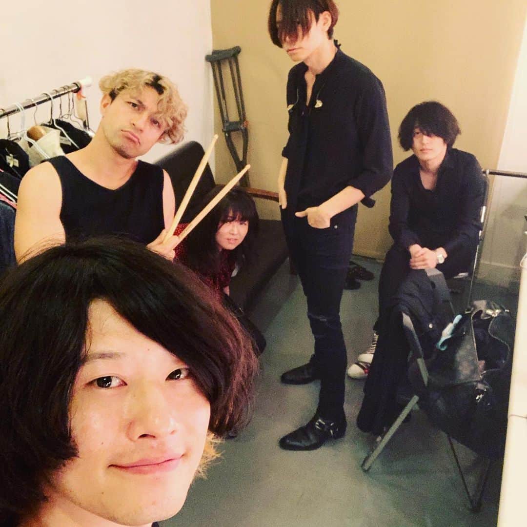 磯部寛之のインスタグラム：「Hello Taipei, are you ready? Hiro 台北こんにちは。準備はよろしいでしょうか？ ひろ #alexandros #sleeplessinbrooklyn #sleeplessintaipei #taipei #legacytaipei #wearesoready #letshavefun #楽屋 #準備万端 #いくぜおらー #台北 #台湾 #直前」