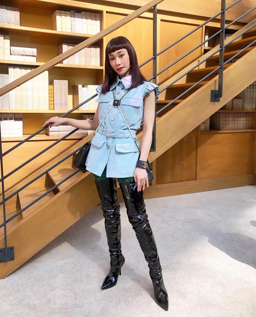 のインスタグラム：「そういえばシャネルのショーにはこんな格好で伺いました😊 サングラスすると強め😎😂 2つのマトラッセがパールとチェーンで繋がってるシャネルのバッグ、凄く気に入ってます🥰手ぶらでいっぱい物持ち歩けるのです🚶🏻‍♀️✨ What I wore for the Chanel show❤️ tops, bag @chanelofficial  shoes @stuartweitzman  sunglasses @prada  2nd picture by @modemode  #pfw #paris #chanel #stuartweitzman #パリコレ」