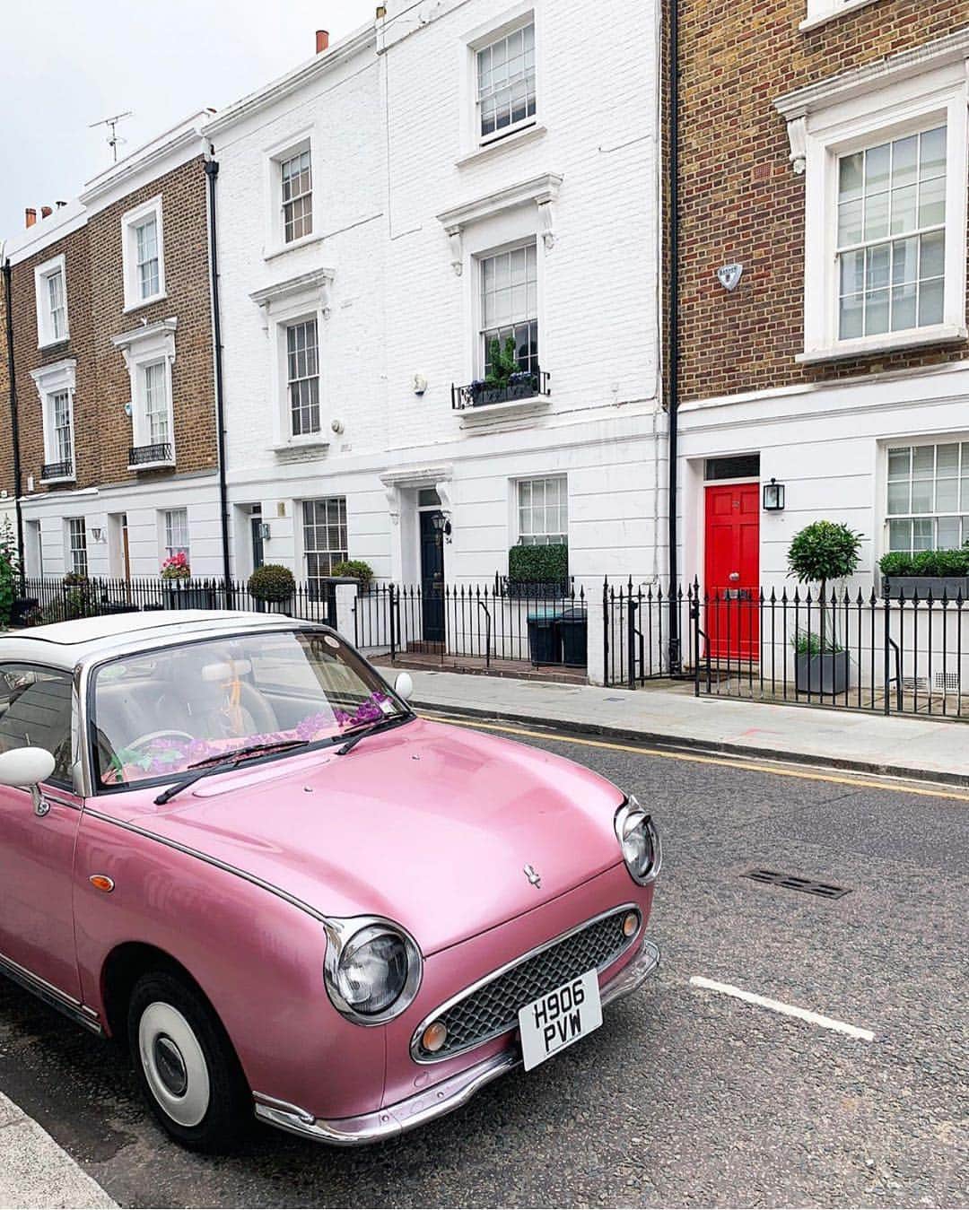 @LONDON | TAG #THISISLONDONさんのインスタグラム写真 - (@LONDON | TAG #THISISLONDONInstagram)「#ASundayCarPic from the wonderful @meanderingmacaron! 👇🏼👇🏼 Tag someone who loves a #NissanFigaro! 💗💕💗 // #thisislondon #london #nissan #figaro」7月7日 19時57分 - london
