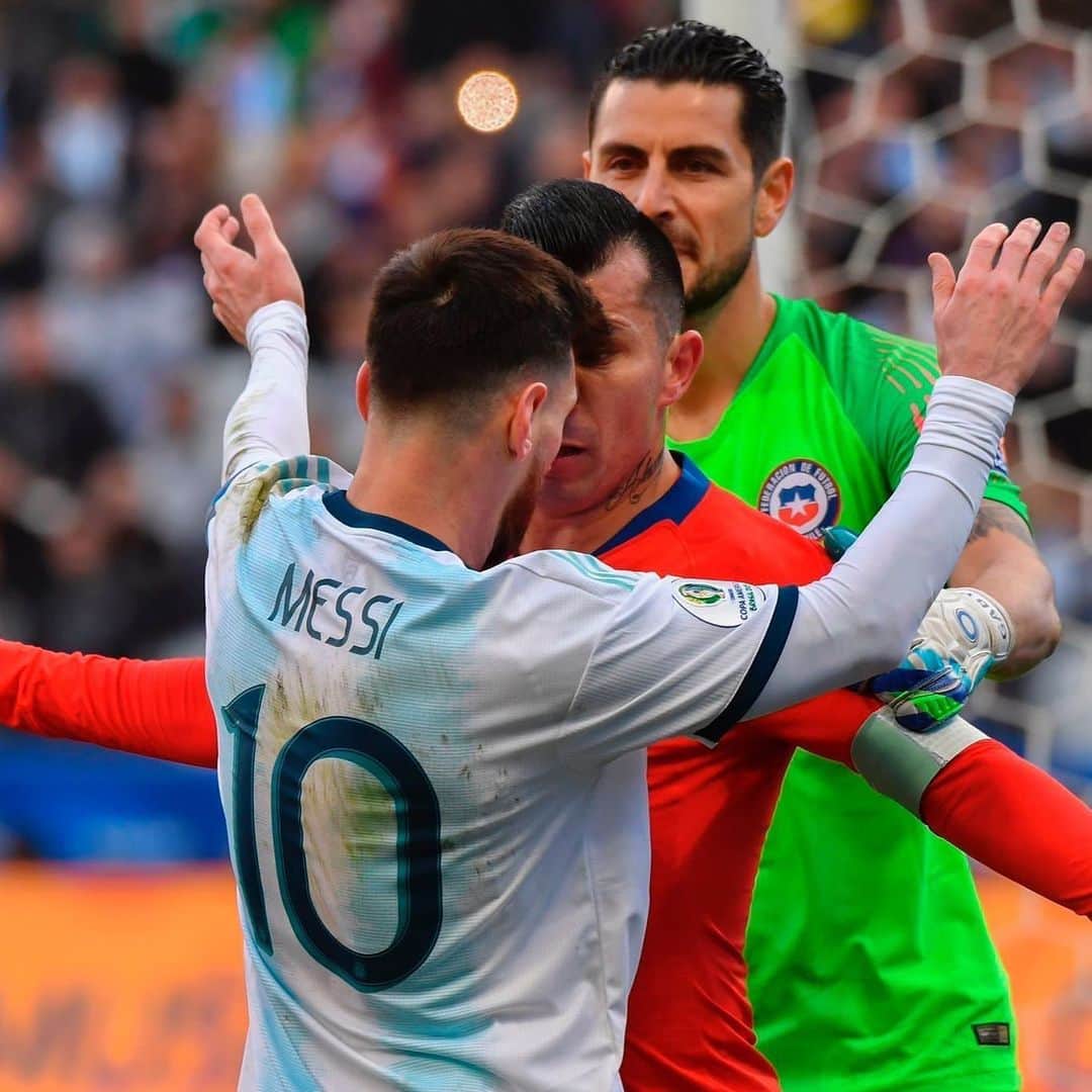 のインスタグラム：「Red card or not?」
