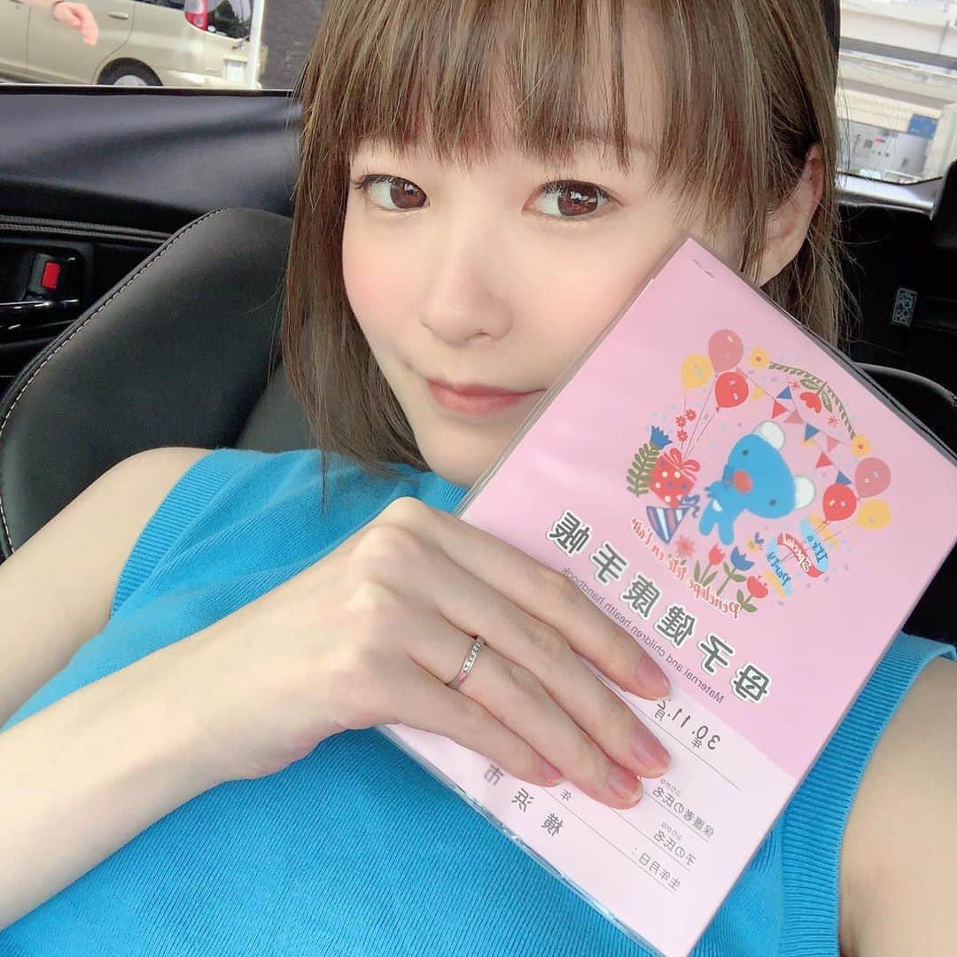 しほの涼のインスタグラム：「横浜市の #母子手帳 は #ペネロペ ❤️ オシャレで可愛いですよね💕 色もピンクで女の子だからピッタリでした🥰 昨晩から #前駆陣痛 のような不規則な張りがあるけど、痛いほどじゃないので本陣痛には繋がらなさそうです😹💦💦 陣痛アプリ使ってみたけど、時間が不規則すぎてそのまま寝落ち😴 寝れちゃうほどの痛みじゃまだまだですね😓予定日1週間きると毎日ソワソワです😹  #臨月 #女の子ベビー #39週 #39w #39w0d #早く会いたい #出産 #お産 #初産 #プレママ #プレママライフ #妊娠中 #臨月妊婦 #臨月あるある #臨月の過ごし方 #臨月ママ #臨月ぷんにー #妊婦 #妊婦生活 #妊婦コーデ #妊婦ファッション #妊娠中の悩み」