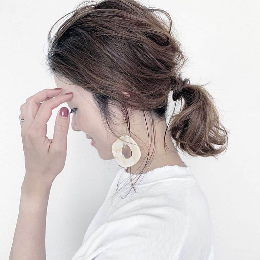 Locariのインスタグラム：「暑い夏にぴったり🌞@maya_arrange さんのヘアアレンジをご紹介♡ . . . ①こなれ感のあるポニーテール ②忙しい朝のヘアアレンジ ③麦わら帽子のお洒落アレンジ  ぜひ @maya_arrange さんのインスタグラムをチェックしてみてください⭐️ . . ． ． ． #ヘアアレンジ #簡単ヘアアレンジ #ヘアアレンジ動画 #浴衣ヘアアレンジ #ヘアアレンジ簡単 #セルフヘアアレンジ #お呼ばれヘアアレンジ #髪型 #コーディネート #今日のコーデ #ママコーデ #ファッションコーデ #プチプラコーデ #夏コーデ」