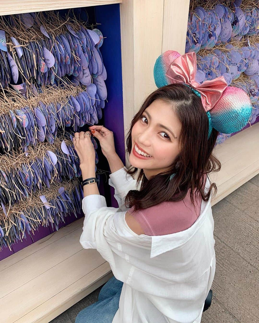 のインスタグラム：「七夕🎋🧡 ＊ 毎年どこかしらで短冊書いてるけど、 今年はディズニーで 彼といっしょに書けた〜☺️♥️ ＊ お願い事は恥ずかしいから秘密🤔笑 ＊ ＊ ＊ #七夕 #短冊 #七夕ディズニー #ディズニー #ディズニーシー #ミニーカチューシャ #like #tanabata #disney #disneysea #marika_trip #instalove」