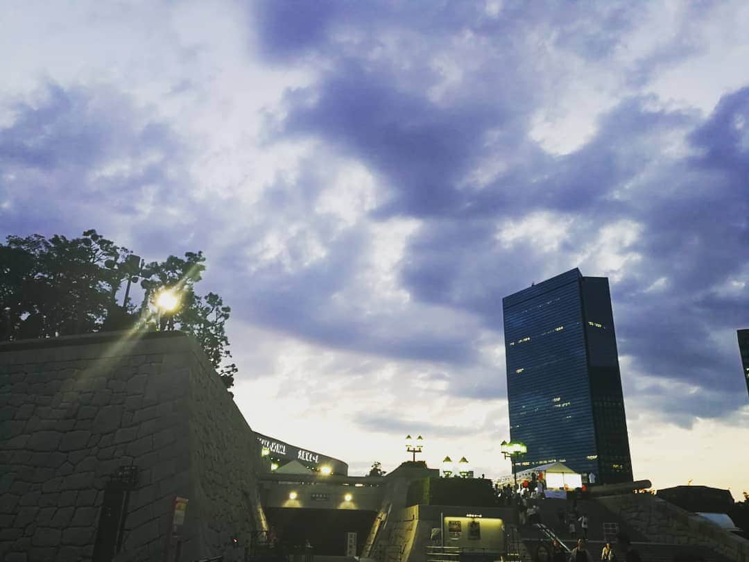 のインスタグラム：「DA PUMP LIVE DA PUMP 2019『THANKS!!!!!!!FINAL』 in大阪城ホール🏯  立ち見席もいっぱいの、 これ以上は入れられません！ な、まさに満員御礼の城ホール。  ベストアルバムのようなライブ、 学生時代に何度もトリップしてしまった。 歌えたなぁ。めっちゃ歌えたぁ。笑  カムバック青春。 いや、ただ｢懐かしい｣だけじゃなく、 今のDA PUMPが青春を更新してくれた感じです。  パフォーマンスはめちゃくちゃカッコよかったし、 子供から大人まで踊って笑顔になれる、 本当に素敵な景色が見られました✨ 楽しい、楽しかった！最高😊  秋には全国ツアーも発表されました！ 8月の新曲もチェックして踊らねば！← * #DAPUMP #livedapump2019thanxfinal #大阪城ホール #ホールツアー #ツアーファイナル #ライブ #live #ツアー #tour #大阪 #osaka #ライブ備忘録」