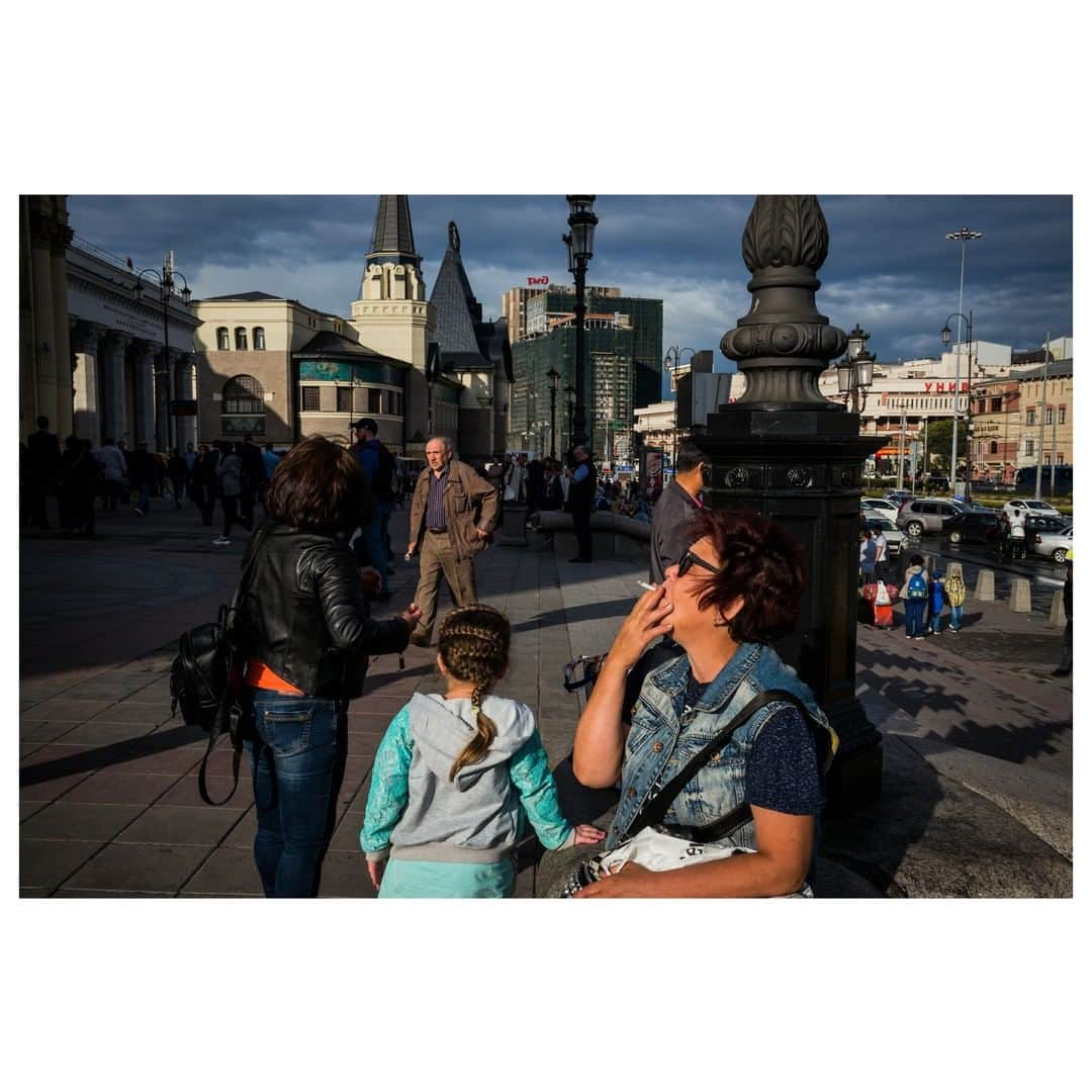 Magnum Photosさんのインスタグラム写真 - (Magnum PhotosInstagram)「Magnum photographers Alex Webb (@webb_norriswebb), @marktpower and @pinkhassov are currently taking part in the Magnum Live Lab in Moscow. . Over the course of two weeks, the three photographers are photographing modern Moscow and its inhabitants, editing and printing the work on site at the Museum of Architecture alongside curator Nina Gomiashvili. An exhibition of the work they are shooting is developing in real time in the hall. . The photographers will be at the location every afternoon from 4pm to 8pm for the duration of the Live Lab until July 15, which is open to the public. . PHOTO. Moscow, Russia. 2019. . © #AlexWebb(@webb_norriswebb)/#MagnumPhotos . #magnumlivelab19 @magnumlivelab19」7月7日 20時02分 - magnumphotos