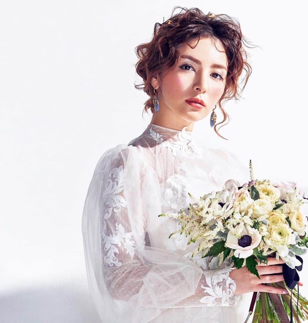 のインスタグラム：「25ans Wedding 2019 Summer号 ヘアメイクもドレスも衝撃の可愛さ♡発売中📖」