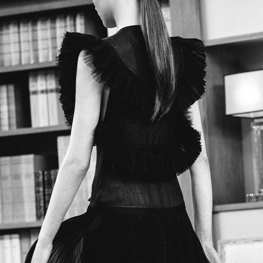 シャネルさんのインスタグラム写真 - (シャネルInstagram)「Look 68/70 — Fall-Winter 2019/20 #CHANELHauteCouture. #CHANEL #CHANELMakeup #Lognon #Massaro @chanel.beauty @massaro_paris @fransummers Black silk chiffon and tulle dress pleated by Lognon.」7月7日 20時03分 - chanelofficial