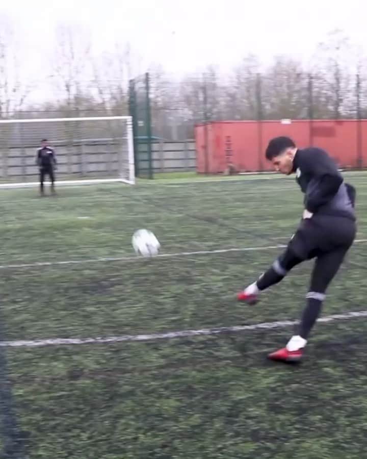 F2Freestylersのインスタグラム：「The can’t be bothered to take your hands out your pockets half volley 🖐🏼❄️🚫🌀」