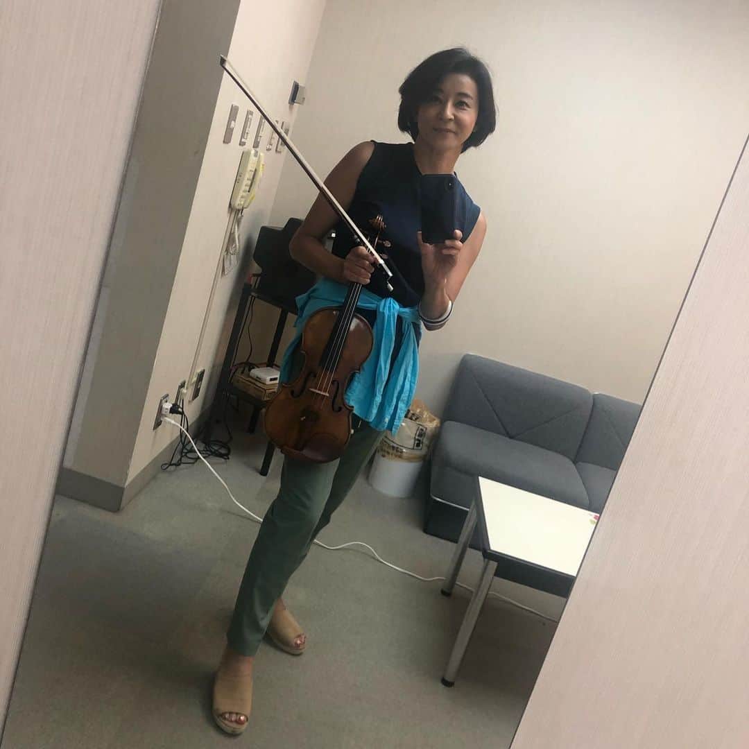 のインスタグラム：「千葉県にて久しぶりの#加羽沢美濃 とのトリオコンサート。ゲストに江口を迎え楽しいコンサートでした 誰にも聞かれないけど、今日の普段着 #チャンピオンのtシャツ  #バーンヤードストーム のパンツ #frankandeileen のシャツ #GUのサンダル #ストラディバリウス #archetの弓  今日も「ザワつく！金曜日！」のスタッフ様から多大なる差し入れ！めっちゃインスタ映え 本日は衝撃のハプニングが休憩中に起こりました。 ヘアアイロンのスイッチが入りっぱなしなのを気付かずに、思いっきり握ってしまった… めっちゃ熱かった…当然の様に水膨れ。後半戦痛みと戦った。握手会は左手で失礼しました。  私はバカです。」