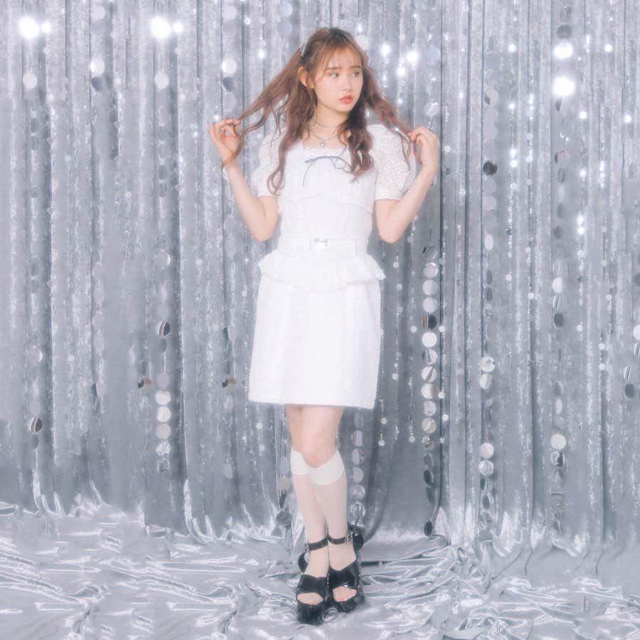 BUBBLESさんのインスタグラム写真 - (BUBBLESInstagram)「ㅤㅤㅤㅤㅤㅤㅤㅤㅤㅤㅤㅤㅤ 🦋BUBBLES SUMMER COLLECTION🦋 ㅤㅤㅤㅤㅤㅤㅤㅤㅤㅤㅤㅤㅤ コットンレースがこれからの時期にぴったりなセットアップが入荷したよ👏🏻✨ バストギャザーが今年らしいパフスリーブブラウスに、 ペプラムフリルがcuteなハイウエストスカートのセットアップ😘❣️ スカートのガーターは取り外し可能だよ🙋💕 ㅤㅤㅤㅤㅤㅤㅤㅤㅤㅤㅤㅤㅤ 【コットンブラウスセットアップ】 ￥9,612 color : white/black size : S/M http://www.sparklingmall.jp/fs/sparklingmall/BS60996 ㅤㅤㅤㅤㅤㅤㅤㅤㅤㅤㅤㅤㅤ ______________________________________________  #bubblestokyo #bubbles_shibuya #bubblessawthecity #bubbles  #fashion #style #bubbles_BS60996」7月7日 20時09分 - bubblestokyo