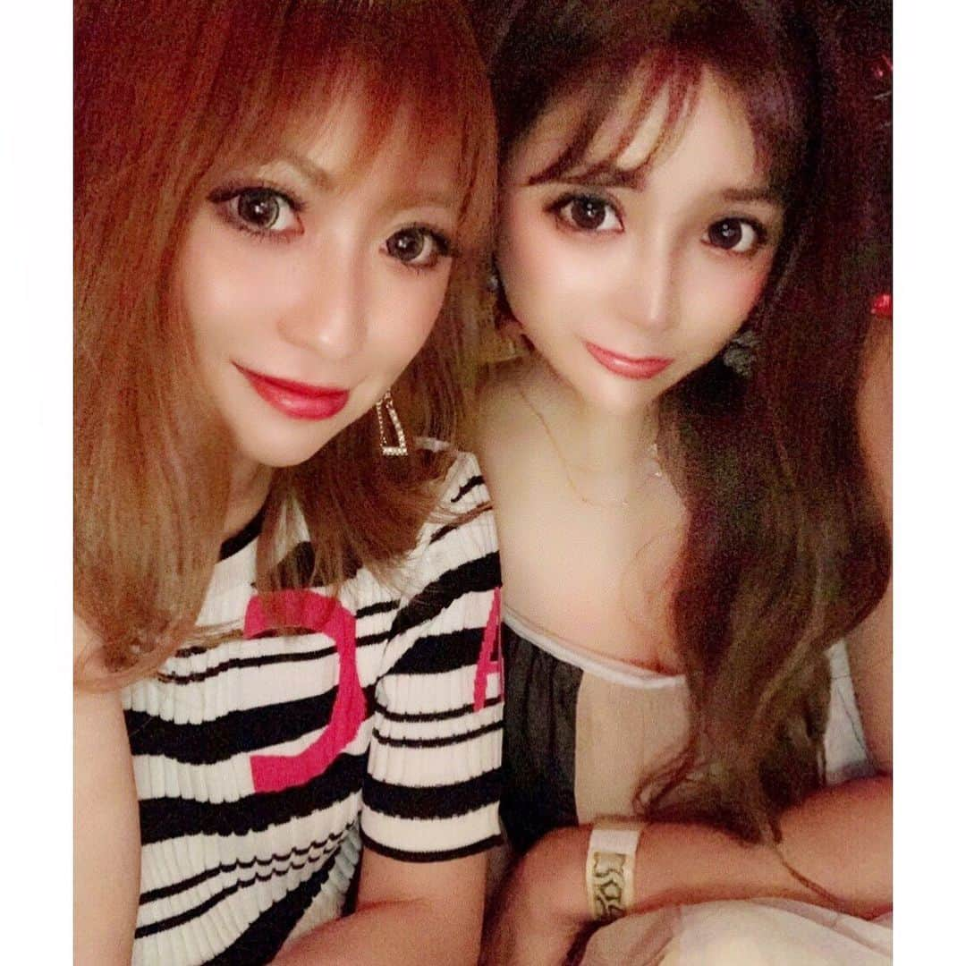 葉月樹里さんのインスタグラム写真 - (葉月樹里Instagram)「ひさしぶりの沙世姉💛💜 . .  めっちゃ美味い串揚げに連れて行って貰って、10時間くらい飲んだあとモーニングビュッフェに行って、安定の全力コース😎✨ . .  大阪来たらいつも1番に連絡してくれる沙世姉💃 . .  こうして何年たっても仲良くしてくれて嬉しいしん😂← . .  チビさよ2人にもまた逢いたいし、沙世姉の東麻布のお店だれか一緒いこ👆てか連れてけ金持ち達💵ば . . .  #葉月樹里 #soiréeine #ソワレーヌ #selectshop #セレクトショップ #jibendy #ジベンディ @soireeinejibendy  #早川沙世 #沙世姉 @sayo_hayakawa #今回も弾け散らかした休日だた ❤️」7月7日 20時09分 - hazukijuri