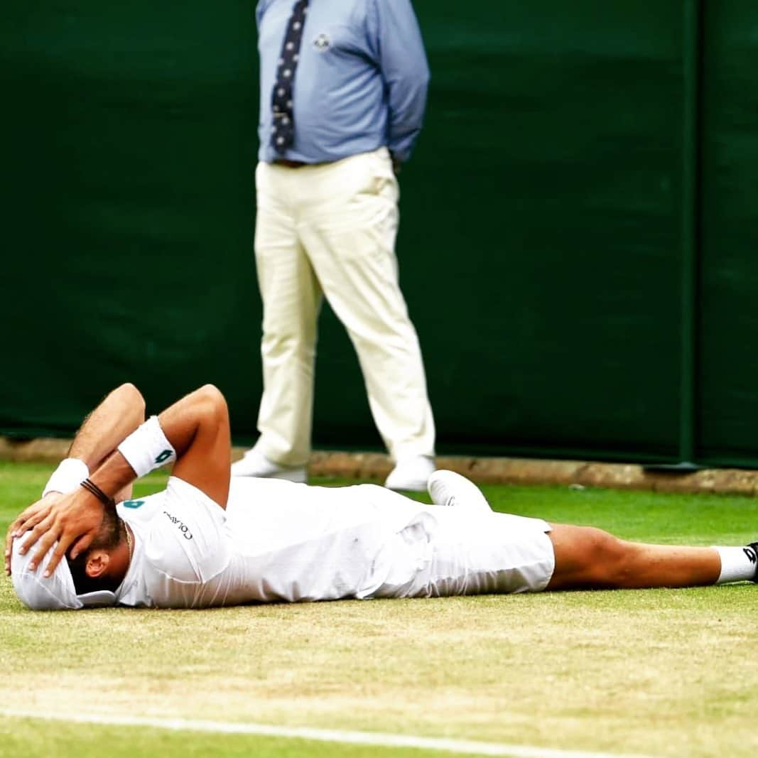 マッテオ・ベレッティーニさんのインスタグラム写真 - (マッテオ・ベレッティーニInstagram)「A dream comes true... Manic Monday in Wimbledon against Roger Federer ✨🎾 Huge respect to the performance of Diego! @dieschwartzman @rogerfederer  @wimbledon  #vinzesausto #mammdorcamine #martiell #bigteam #family #brilla? #daje #wimby」7月7日 20時10分 - matberrettini