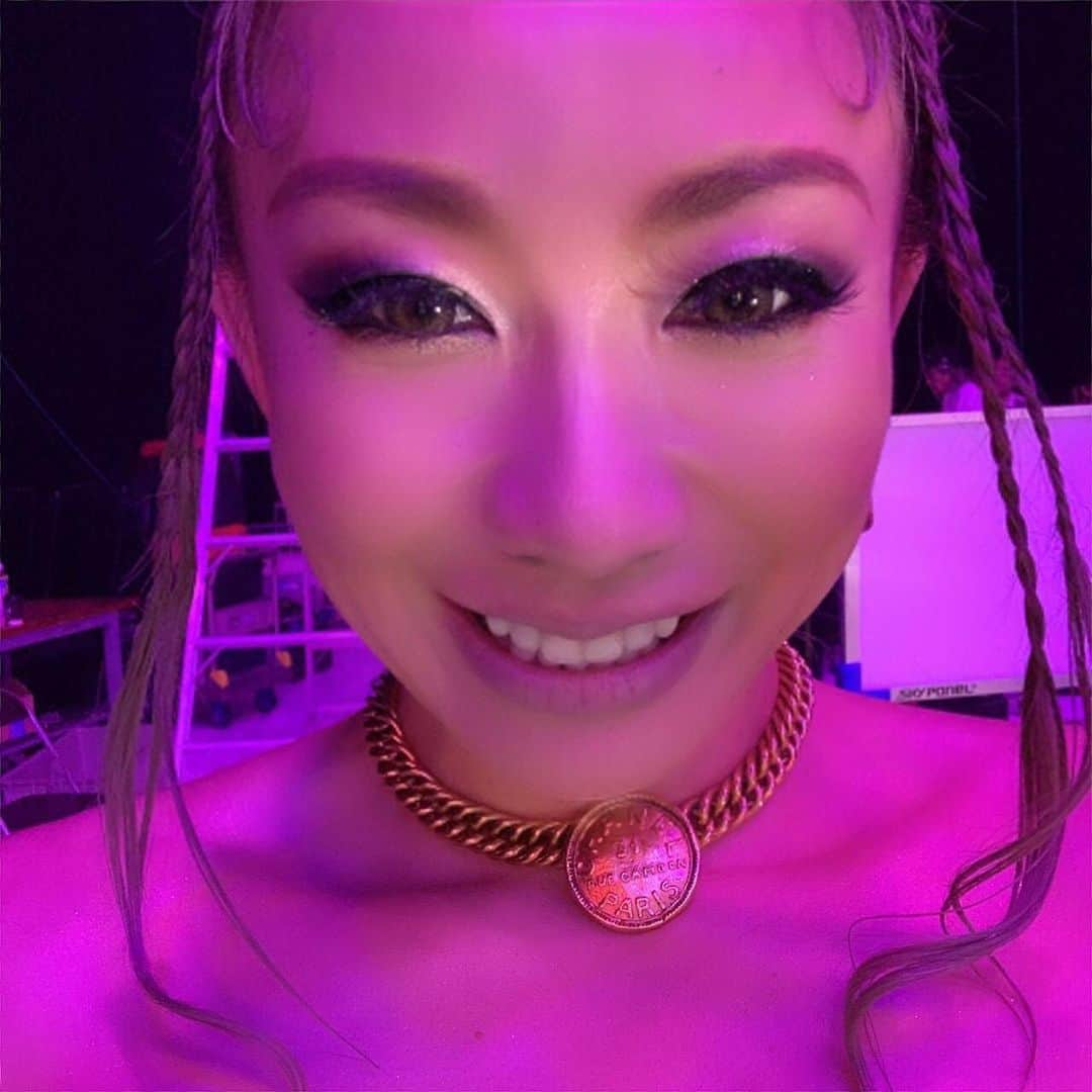 倖田來未さんのインスタグラム写真 - (倖田來未Instagram)「NEW MV😎📹﻿ ﻿ #new #music #video #artist #singer #衣装 #versace #chanel #kodakumi #倖田來未」7月7日 20時10分 - kodakumi_official