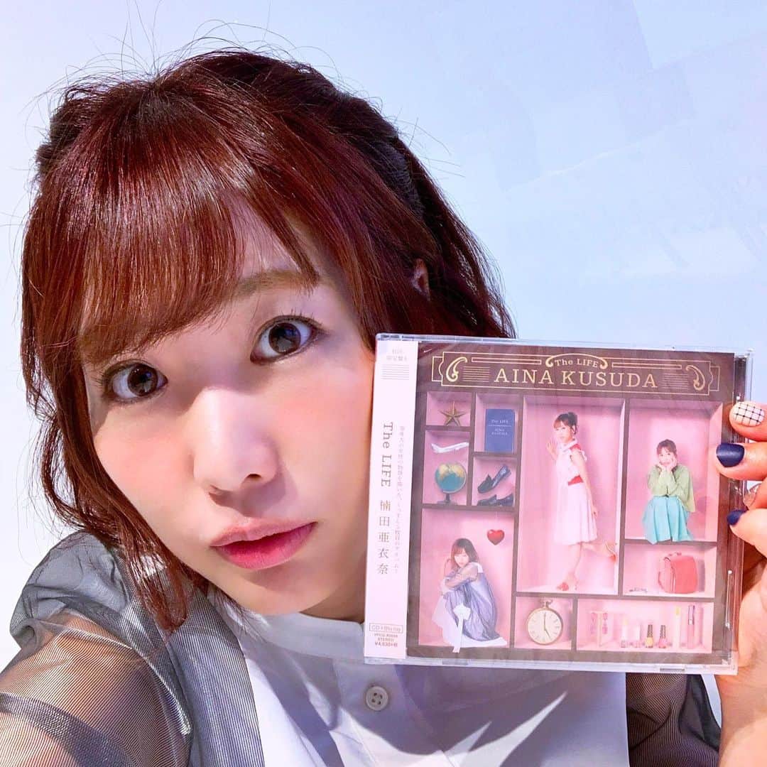楠田亜衣奈のインスタグラム：「7月17日発売！ 5thアルバム 『The LIFE』 発売記念予約会イベント！視聴会！！ ありがとうございましたっ！！ 全曲フルサイズでご視聴いただきました！！ いかがでしたか？発売お楽しみにっ！ こちらは初回限定盤A！ さんくっすんBIRTHDAY2019のBlu-rayが付いてますよっ！  #くっすん5thアルバム」