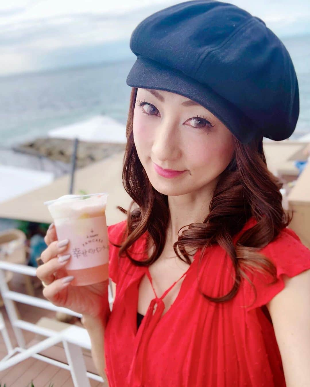 彩耶さんのインスタグラム写真 - (彩耶Instagram)「今日の淡路島も、素敵な #サンセット が観れたんだろうなぁ😌🧡 ・ ・ 『幸せのパンケーキ』淡路島リゾート 本日  7/7(日)グランドオープン ❣️ ・ レセプションパーティーにお誘い頂いたので 、昨日 えりちゃん @eriimahori と行ってきました💕 ・ ・ お写真横にいっぱい SWIPEしてね❣️ ・ ・ 着いた瞬間から、絶景が目の前に広がります✨ 淡路島の綺麗な海を眺めながら、リゾートホテルのような気分を味わえるなんて 😌✨💕 ・ ・ テラス席は、昼はキラキラした穏やかで青い海〜💙 夕暮れ時には、サンセットが楽しめる最高のロケーションと聞いていたので、ワクワクしていました(๑˃̵ᴗ˂̵)💕 ・ ・ 陽がだんだんと暮れてきました… 綺麗な夕日が 目の前に沈んでいきます😌🧡 ・ お昼とは、また違った魅力を見せてもらえますよ。 こんな絶景、日常ではなかなか見れないし、ほんと最高でした(๑>◡<๑)💞 ・ こちらのカフェは、どこのお席からも綺麗な海を眺める全席オーシャンビュー🌊 テラスのソファ席は大人数でもゆったりくつろげますよ✨ ・ ・ もちろん、パンケーキも相変わらずの美味しさ〜😋💕 私は、濃厚チーズムースパンケーキ ベリーソースがけ🥞✨ ・ トロピカルなドリンクも豊富で、どれにするか迷っちゃいました🍹✨ フレッシュなピーチを使ったドリンクも可愛かった〜🍑💕 ・ ・ こんな開放感あふれる素敵なロケーションのお店、神戸から淡路島なんて意外にすぐだし🚗💨 また絶対に行っちゃうなぁ(๑ᴖ◡ᴖ๑)💓 ・ ・ ・ #幸せのパンケーキ #淡路島 #淡路島カフェ #淡路島リゾート #淡路島テラス #淡路島スイーツ #淡路島パンケーキ #ahappypancake #pancake #cafe #パンケーキ巡り #パンケーキ食べたい #サンセットロード #海沿いカフェ #オーシャンビューカフェ #yummy #スイーツ #パンケーキ #タピオカ #モデル #model #神戸 #kobe #インフルエンサー #インスタグラマー #followme」7月7日 20時12分 - 3aya11