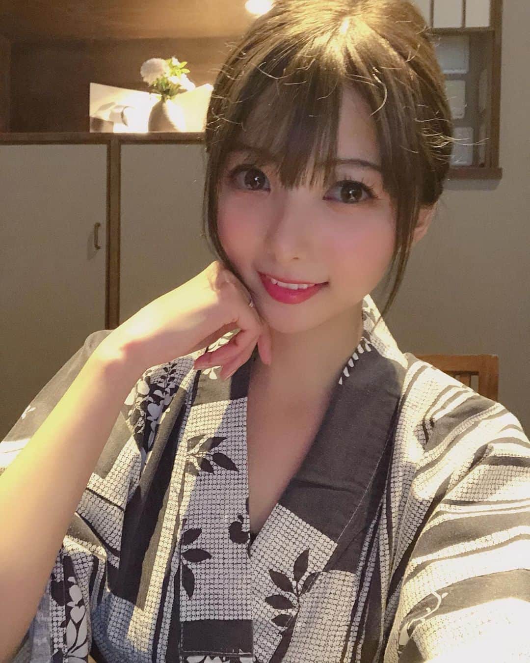 岡田栞奈のインスタグラム：「黒髪は好きですか☺️❔ #浴衣 #黒髪 #ショート #ボブ  #結べるようになった  #温泉 #旅館 #浴衣女子」