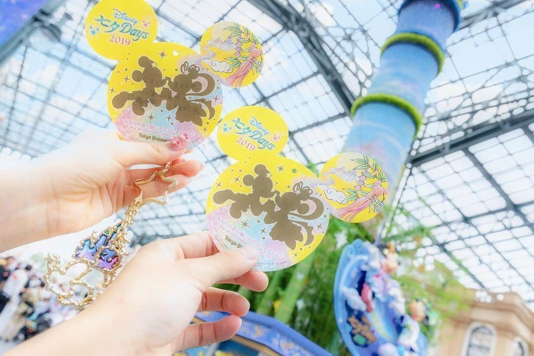 SHIHORINさんのインスタグラム写真 - (SHIHORINInstagram)「♡﻿﻿ ﻿﻿ ﻿ Disney七夕Days2019🎋💫﻿﻿ お願い事してきたよ☺️﻿ ﻿ ﻿ みんなの願いが叶いますように💭💕﻿ ﻿ ﻿ 🌟﻿2019.07.07🎋﻿ #Disney#Disneyland#tokyodisneyland﻿ #tokyodisneyresort #tdl #tdr #disneyphoto#disneygram #instadisney #disneypic #mickey #minnie #ディズニー #ディズニーランド #東京ディズニーランド #東京ディズニーリゾート #ディズニー写真部 #ミッキー #ミニー#七夕 #短冊 #ディズニー七夕days #Disney七夕days #ディズニー七夕days2019」7月7日 20時14分 - shihoriiin49