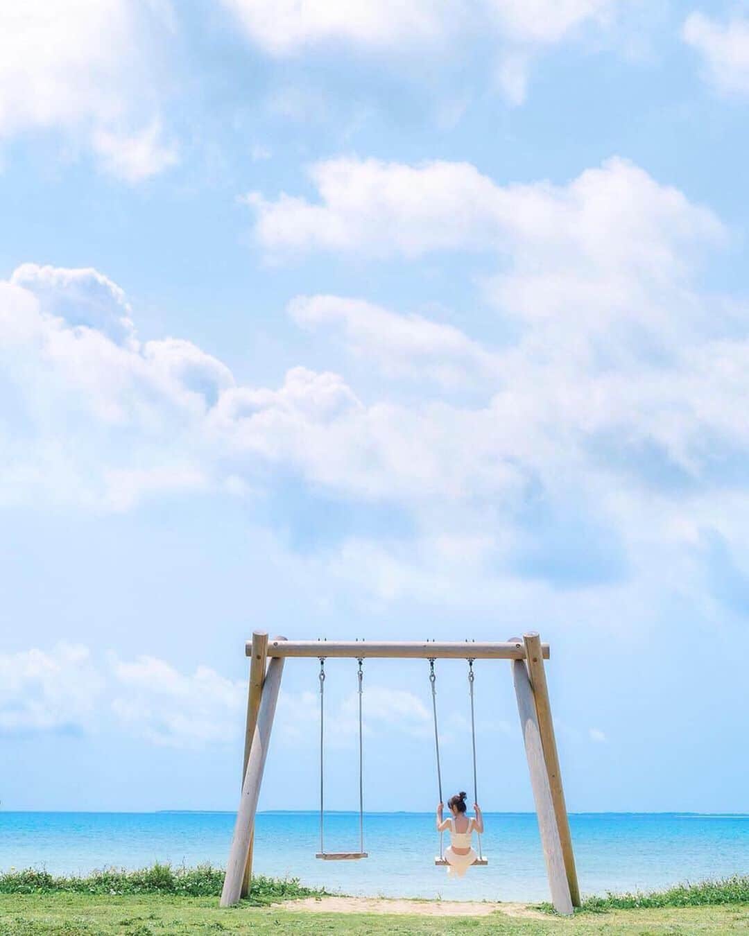 mikicoco00のインスタグラム：「* *  乗ってしまった 青空ブランコ～🙊 * 透き通る海のキレイさ🥺 夜は満点の星空がもう最高でした🎋☆彡 * * * #小浜島#沖縄#離島#沖縄好き  #旅行#綺麗#海#ブランコ#セットアップ#お腹  #kohamajima#okinawa#summer#sea  #日本の青色のセカイ」