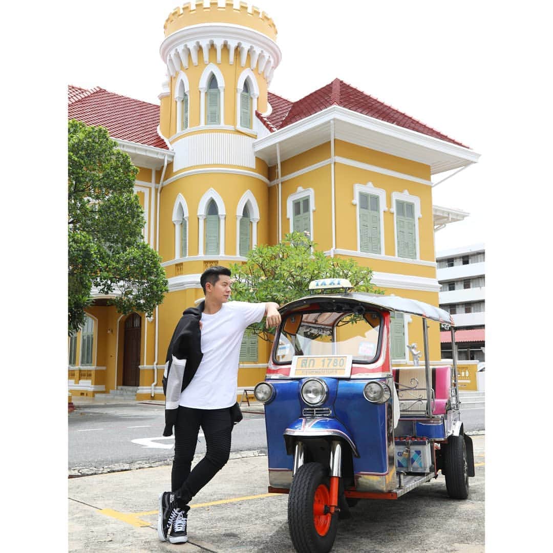 アイス・サランユーのインスタグラム：「Tuk Tuk....Thailandddddd🇹🇭 เสร็จงานแรก ของวันนี้ ขอบคุณ รายการพิเศษ นักร้องทุกท่าน ทีมงานทุกภาคส่วน #AseanRapstar  สนุกมากคับ O/A 12 สค 62 นะ  กลับบ้านไป กินข้าวกับครอบครัว แพร้บ!! แล้วออกไปร้องเพลง #งานเลี้ยงภายในไว้ใจผม ต่อคืนนี้ #ฉันรักรูปแบบการใช้ชีวิตของฉัน」