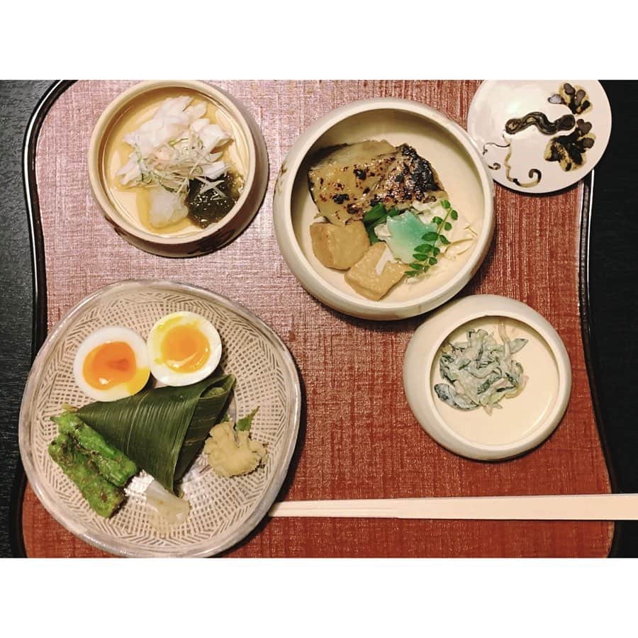 大田由香梨さんのインスタグラム写真 - (大田由香梨Instagram)「京都からの戻りの朝、 相方と素敵な女性お二人と京都の老舗「瓢亭」のお粥さんを食べに行きました♡  薬膳料理の第一人者。青山有紀さん@yukiaoya は、いつも目の前に現れると周りを明るくしてくれるお花みたいな方です🌸  素晴らしい知識や才能を持ちながらも、常に学びを大切にしていて、新しいコトやモノを想像している姿。心から尊敬です❤️ これから京都で始まるお二人のステキなお話と、可愛いお庭と大満足のお粥さんを食べて、しあわせな週末の始まり🕊 京都で会えて嬉しかった😍🙏🏻✨✨ @yukiaoya #yukikosan #源鳳院 #hyouteihonten」7月7日 20時22分 - otayukari