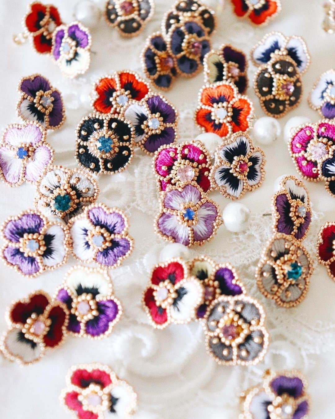 handmade shopのインスタグラム：「7月のonline shop販売会は終了いたしました😊🌼﻿ ﻿ ひと針ひと針丁寧に作った﻿ お花のアクセサリー🌸﻿ 喜んでいただけると嬉しいです✨﻿ お手元に届くまで今しばらくお待ちください🙆‍♀️﻿ ﻿ 次回のonline shop販売会は﻿ 8月を予定しています❣️﻿ ﻿ ﻿ さて今月はonline shopのほかに﻿ 7月20.21日に開催されるHMJに出店します！﻿ 場所はビッグサイトです☺️﻿ ぜひこの機会にクスクスミスチーフの﻿ 作品をお手にとってご覧ください✨﻿ ﻿ 関東出店は3月ぶりで﻿ すごく楽しみです♡﻿ 東京だいすき！﻿ ﻿ 明日からHMJに持っていく作品の﻿ 写真をアップしていきますね🌷﻿」