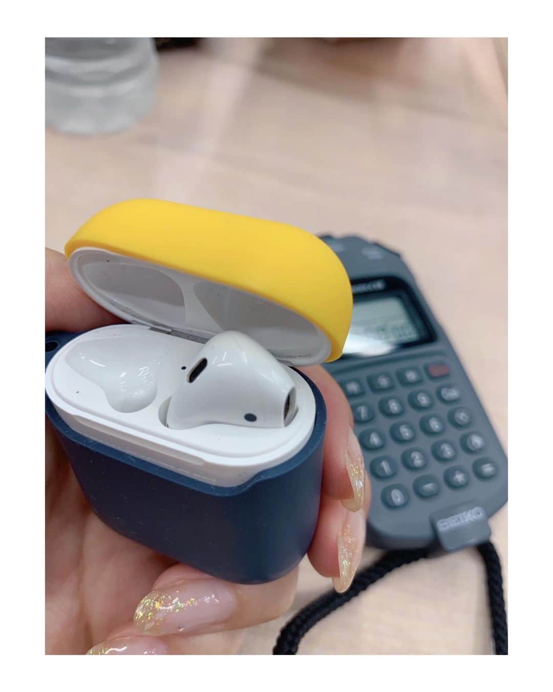 のインスタグラム：「いつも通り音楽を聴きながら 仕事に行こうと AirPodsの蓋を開けたら… 左だけ入ってなかった笑  まぁ聴けるけど笑 2枚目の様に 髪で隠しちゃえば片方だけなの 分からないけど笑  ということで きょうはJFN担当日！ 後ほどお耳にかかります😁 *********** #AirPods #onlyright #whathappen #jfn #radionews #sundaynight #エアポッズ #右だけ #左はどこへ #きょうはJFN #ラジオニュース #アナウンサー #七夕らしさ皆無 #短冊は先月書いたからいっか」