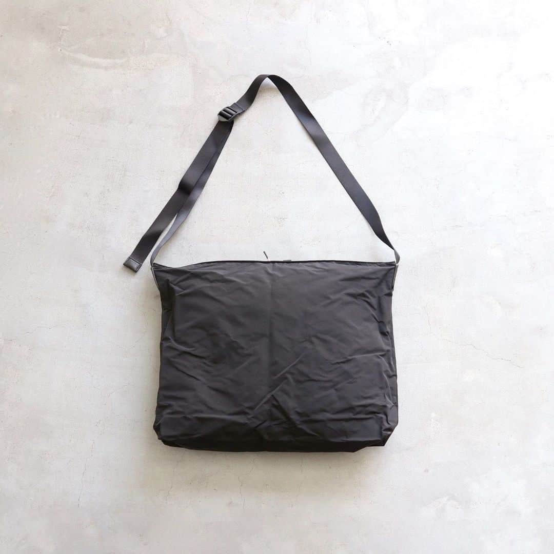 wonder_mountain_irieさんのインスタグラム写真 - (wonder_mountain_irieInstagram)「_ HenderScheme / エンダースキーマ “all purpose shoulder bag” ￥18,360- _ 〈online store / @digital_mountain〉 http://www.digital-mountain.net/shopdetail/000000005983/ _ 【オンラインストア#DigitalMountain へのご注文】 *24時間受付 *15時までのご注文で即日発送 *1万円以上ご購入で送料無料 tel：084-973-8204 _ We can send your order overseas. Accepted payment method is by PayPal or credit card only. (AMEX is not accepted)  Ordering procedure details can be found here. >>http://www.digital-mountain.net/html/page56.html _ #HenderScheme #エンダースキーマ shirts→ #KAPTAINSUNSHINE ￥28,080- pants→ #itten. ￥27,000- _ 本店：#WonderMountain  blog>> http://wm.digital-mountain.info/blog/20190707-1/ _ 〒720-0044  広島県福山市笠岡町4-18  JR 「#福山駅」より徒歩10分 (12:00 - 19:00 水曜定休) #ワンダーマウンテン #japan #hiroshima #福山 #福山市 #尾道 #倉敷 #鞆の浦 近く _ 系列店：@hacbywondermountain _」7月7日 20時26分 - wonder_mountain_