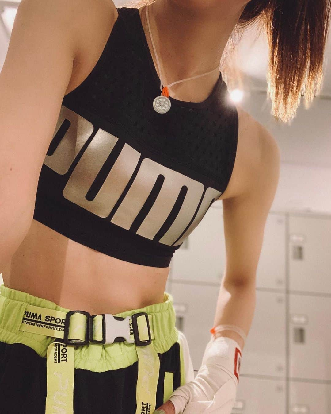 神林真里さんのインスタグラム写真 - (神林真里Instagram)「kickboxing × @bandel_official 🥊🥊﻿ ﻿ 今日は朝から @beautykickproject でキックボクシングのパーソナルレッスンを受けてきたよ💪💪﻿ BANDELのネックレスとブレスを付けてみました！ スポーツ選手も愛用していて ✔︎バランス力 ✔︎運動能力﻿ ✔︎回復力﻿ ✔︎集中力﻿ をアップしてくれるそう！﻿ シンプルなデザインもいい感じ👍👍💓﻿ ﻿ ﻿ ﻿ ﻿ ﻿ ﻿ ﻿ ﻿ ﻿ ﻿ ﻿ ﻿ ﻿ ﻿ #BANDEL #バンデル #スポーツ女子 #フィットネス女子 #キックボクシング #キックボクシング女子 #腹筋女子 #ボディメイク #スポーツウェア #キックボクシングジム #ジム女子 #fitnessgirl #kickboxing #bodymake ﻿#maripo_fitness #the_platinum_select #fitnessoutfit」7月7日 20時28分 - maripo_jp