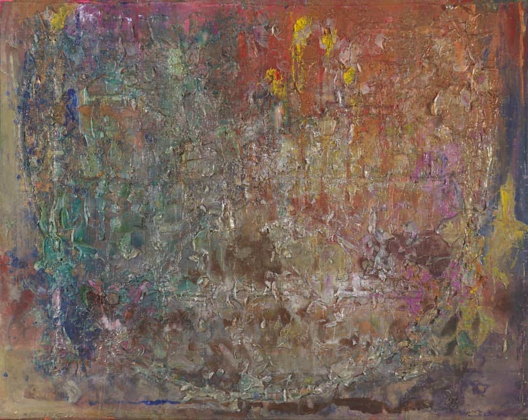 のインスタグラム：「#ArtWords: 'Abstract expressionist' works can be characterised by gestural brushwork, often giving the impression of spontaneity. Being able to see the strokes of paint and the way materials have been brushed, dripped, poured and moved around the canvas helps us to imagine the artist's movements in the making of a painting. See 60 years of painting techniques and visible mark-making in #FrankBowling's major retrospective at Tate Britain.  @FrankBowlingRA, Spreadout Ron Kitaj 1984–6, made from acrylic paint, oil paint, acrylic gel, damar, beeswax, chalk, metallic pigments, acrylic foam, shells and plastic toys, on display at Tate Britain.」
