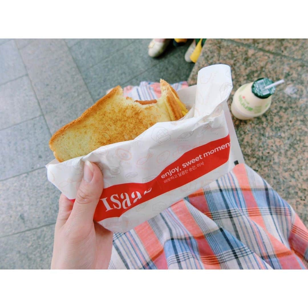 的場絢香さんのインスタグラム写真 - (的場絢香Instagram)「*﻿ ﻿ 食いしん坊母娘の旅 in Seoul🇰🇷﻿ ﻿ 🐓#タッカンマリ﻿ (大好き！にんにくたっぷりスープ飲み干した！)﻿ ﻿ 🐄#ユッケ﻿ (前回行って美味しかったから、﻿ またプチョンユッケ行ってきた〜！)﻿ ﻿ 🍙#キンパ﻿ (広蔵市場の麻薬キンパ！んまいっ！﻿ おでんスープも美味しかった♩)﻿ ﻿ 🍚#アワビ粥﻿ (味加本の。アワビごろごろっ。)﻿ ﻿ 🍗#ヤンニョムチキン﻿ (甘辛ーくてクセになるぅ。)﻿ ﻿ 🍞#イサックトースト﻿ (パンがほんのり甘い！﻿ バナナウユと一緒に〜♬)﻿ ﻿ 🥤#タピオカ﻿ (ここのタピオカもっちりしてて美味しかった！﻿ 大小の大きさが違うタピオカが入ってるの。)﻿ ﻿ 🍧#ソルビン﻿ (マンゴーグレープフルーツかき氷𓇼でかいっ。笑)﻿ ﻿ 食べた食べた〜💕💕﻿ 저는 한국요리를 정말 좋아합니다 ❤︎﻿ ﻿  _________________________________________ #マトバの海外旅行記 #母娘旅 #韓国旅行  #韓国 #ソウル #食べ歩き #韓国グルメ #マシッソヨ #korea #souel #맛있었어 #한국 #서울」7月7日 20時28分 - ayaka_matoba