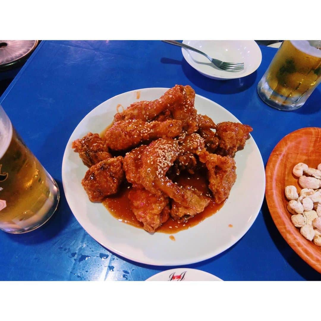 的場絢香さんのインスタグラム写真 - (的場絢香Instagram)「*﻿ ﻿ 食いしん坊母娘の旅 in Seoul🇰🇷﻿ ﻿ 🐓#タッカンマリ﻿ (大好き！にんにくたっぷりスープ飲み干した！)﻿ ﻿ 🐄#ユッケ﻿ (前回行って美味しかったから、﻿ またプチョンユッケ行ってきた〜！)﻿ ﻿ 🍙#キンパ﻿ (広蔵市場の麻薬キンパ！んまいっ！﻿ おでんスープも美味しかった♩)﻿ ﻿ 🍚#アワビ粥﻿ (味加本の。アワビごろごろっ。)﻿ ﻿ 🍗#ヤンニョムチキン﻿ (甘辛ーくてクセになるぅ。)﻿ ﻿ 🍞#イサックトースト﻿ (パンがほんのり甘い！﻿ バナナウユと一緒に〜♬)﻿ ﻿ 🥤#タピオカ﻿ (ここのタピオカもっちりしてて美味しかった！﻿ 大小の大きさが違うタピオカが入ってるの。)﻿ ﻿ 🍧#ソルビン﻿ (マンゴーグレープフルーツかき氷𓇼でかいっ。笑)﻿ ﻿ 食べた食べた〜💕💕﻿ 저는 한국요리를 정말 좋아합니다 ❤︎﻿ ﻿  _________________________________________ #マトバの海外旅行記 #母娘旅 #韓国旅行  #韓国 #ソウル #食べ歩き #韓国グルメ #マシッソヨ #korea #souel #맛있었어 #한국 #서울」7月7日 20時28分 - ayaka_matoba