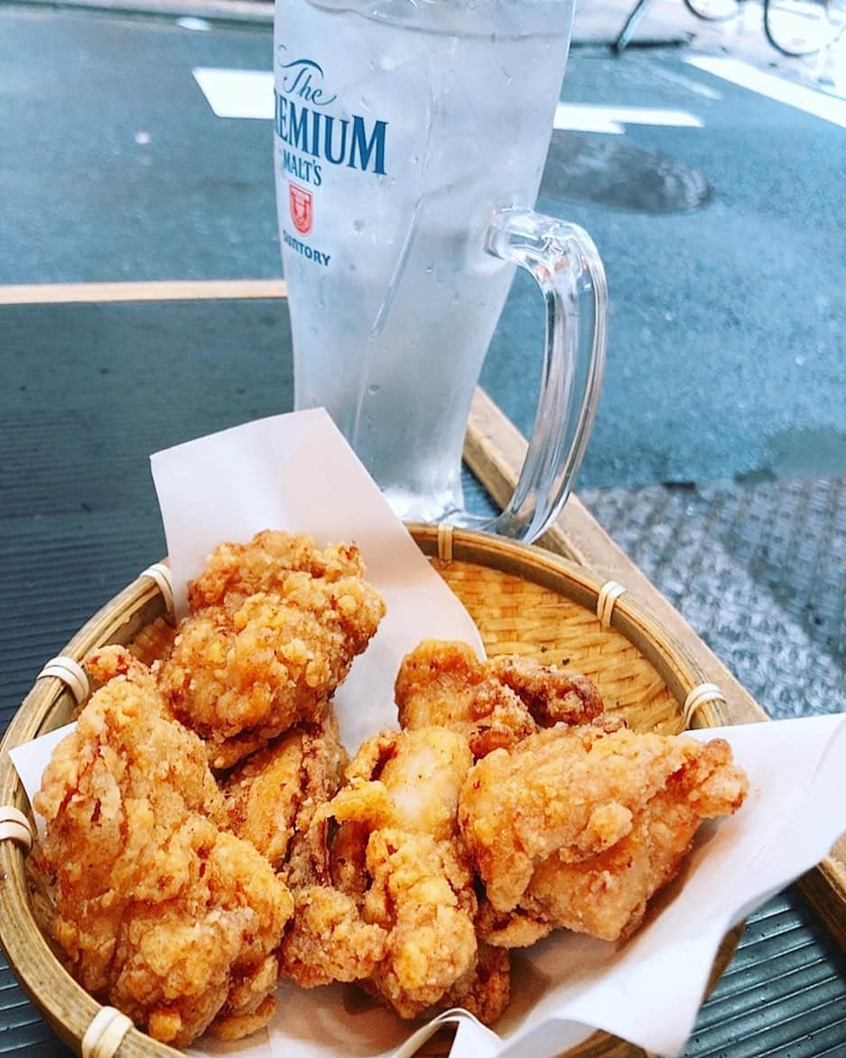 有馬綾香のインスタグラム：「最高に幸せな日曜日を過ごしてしまった…  #商店街 #唐揚げ屋さんで一杯 #芋焼酎 #水割り #休日 #ぶらり #飲み歩き #唐揚げ #外呑み #日曜日 #昼呑み #幸せ」
