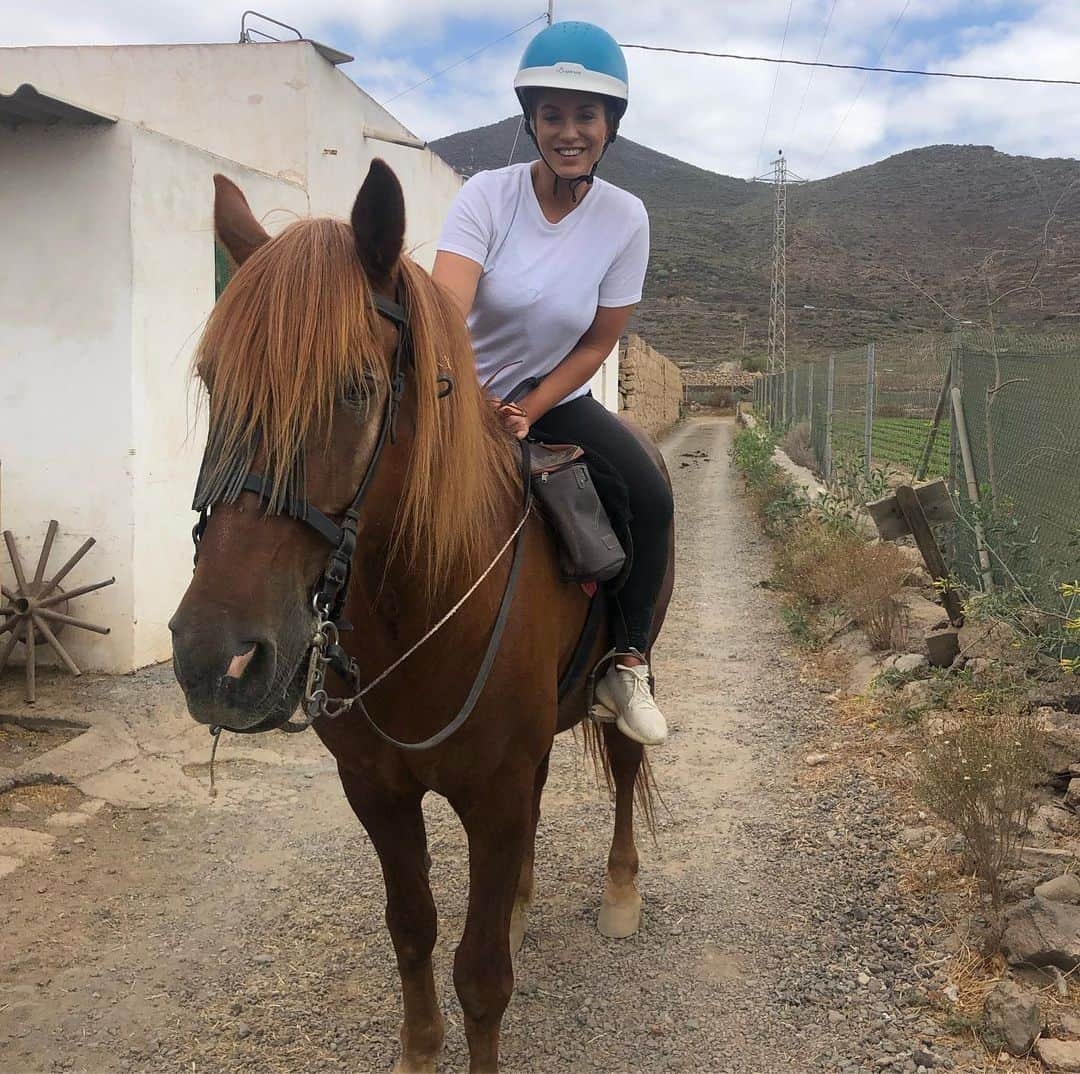 ヴィッキー・パティソンさんのインスタグラム写真 - (ヴィッキー・パティソンInstagram)「What a morning... 🐴  Huge THANKYOU to the amazing guys at @horse_riding_adventures for such an incredible experience. Horse riding this beautiful fellow in the Canarian mountains... Just wow 💜  Oh and Mio, THANKYOU so much for allowing me to spend time with you today. Such a beautiful animal (and yes, I’m talking to a horse.)」7月7日 20時41分 - vickypattison