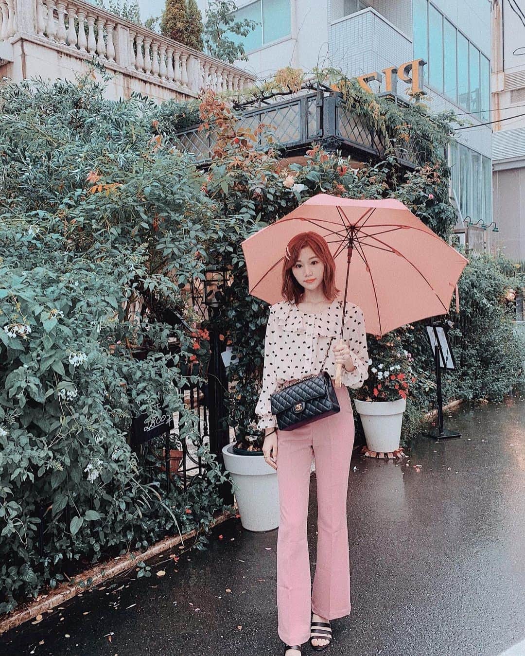 のインスタグラム：「今日のコーディネート♡ 上下 @mellow_neon  鞄と靴 @chanelofficial  ピンは @zara  傘は @unitedarrows_official * あんまり雨に濡れることないしなぁとおもって外に出たけど 案外外歩くこと多くてちょっと失敗だった😰w けどずっと小雨でよかった💓✊ やっぱり七夕は雨かぁ;(´•௰•`)☂ * #code#コーデ#fashion#アウトフィット#ファッション#outfit#ootd#コーディネート#cd#style#雨の日コーデ#失敗した  #七夕#表参道」
