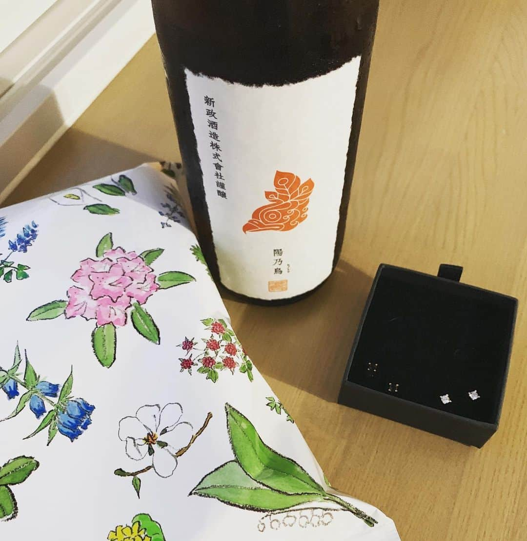 マルさんのインスタグラム写真 - (マルInstagram)「🍶今夜は、オーブンで焼いたハンバーグと #日本酒 #新政  陽乃鳥(ヒノトリ) 貴醸酒で 召し上がれ ₍^·͈༝·͈^ฅ 🍴 🥗たっぷりとね . . ピアスは、 北欧スウェーデン・ストックホルム発 ジュエリーブランド @marcmirren  の イヤリングです。シンプルでどんなお洋服にもあわせやすいの₍^·͈༝·͈^ฅ 15%OFFのクーポンあります(無期限) 【maruruna15】です。 #marcmirren  #マークミレン 💍3つ同時購入すると1番安い指輪が無料 . . #日本酒女子#sake#家飲み#日本酒好きな人と繋がりたい  #猫との暮らし#猫#cat#三毛猫#にゃんだふるらいふ#ペコねこ部#cute#instacute #catloversclub #ilovepets#petstagram #ねこ部#catsofinstagram#ふわもこ部#pleasantcats#instagood#happycatclub#catstagram#thekittypost#おうちごはん  #food#yummy」7月7日 20時35分 - maruruna