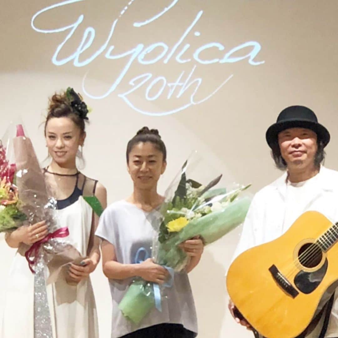 azumiのインスタグラム：「先日のリリースイベントのサプライズゲストで来てくれた同期bird。現在→20年前のアフロ&白髪→頭皮が耐えられず二人ともショートの図。birdも20周年！7/24にはベストアルバムが出ます。あのLIFEも入るそう😊 #bird #大沢伸一プロデュース #wyolica #ワイヨリカ」