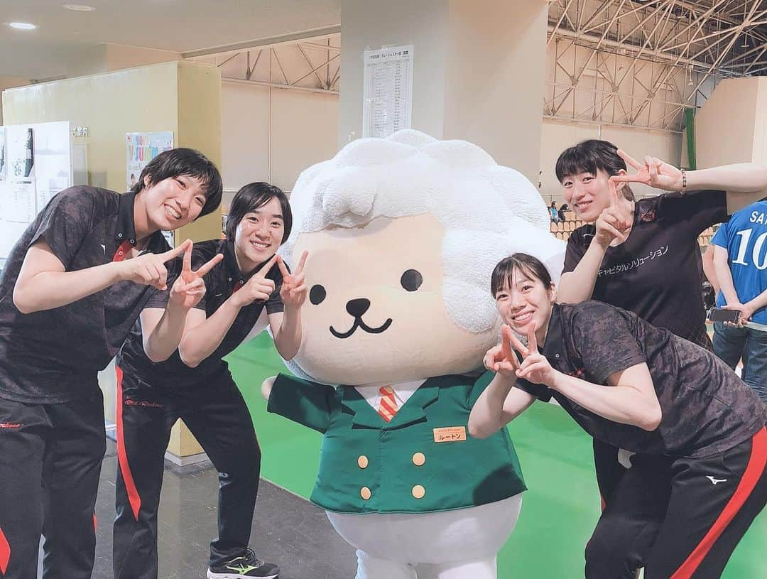 山内美咲さんのインスタグラム写真 - (山内美咲Instagram)「＊＊＊＊＊＊＊＊＊＊＊＊﻿ ﻿ #2019.Vサマーリーグ﻿ #東部地区大会﻿ #準優勝✨﻿ #怒涛の3日間💦﻿ #皆様お疲れ様でした♨️﻿ #なんでもtry精神で準備👍﻿ #がしかし、みっトサラ出番なし。笑﻿ #沢山の応援ありがとうございました📣﻿ #またこっからみんなで頑張るぞー！﻿ #connect﻿ #〜新信真心〜﻿ #吉田あゆみ﻿ #敢闘選手賞おめでとう㊗ #最後に仲良くなったルートン笑﻿ #Nハピ」7月7日 20時36分 - yama9436