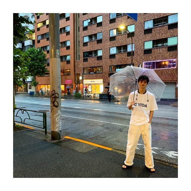 山本涼介さんのインスタグラム写真 - (山本涼介Instagram)「七夕☔️ #七夕 #雨やのに白 #雨やのにサンダル」7月7日 20時42分 - ryosuke_y_515