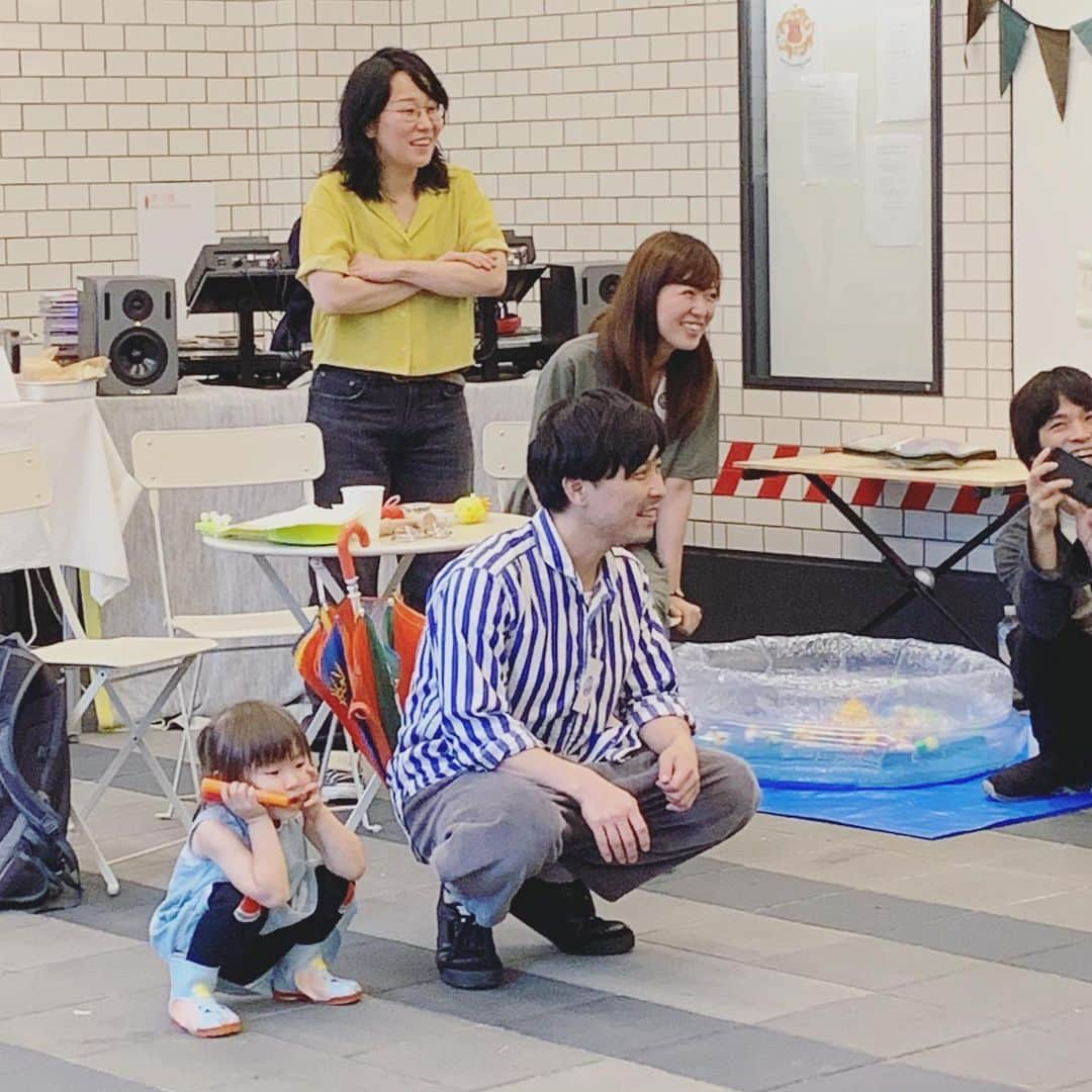 坂本美雨さんのインスタグラム写真 - (坂本美雨Instagram)「渋谷BRIDGEにある @smallalleycafe とギャラリーBUTTERで定期的に開催されている、子どもとおとなみんなで楽しめるライブイベント〈MICHIBATA KIDS〉。 今日もたのしかった❤︎ エマーソン北村さんにひさしぶりにお会いできた！ . 齋藤紘良さん&美和さんちのお兄ちゃんにたくさん遊んでもらって、帰り道 歩きながら寝てた #今日のなまこちゃん . https://www.michibata.tonofon.com #michibatakids #smallalleycafe」7月7日 20時40分 - miu_sakamoto